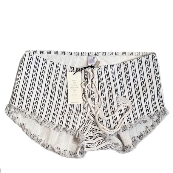 INDAH Vibe Lace Up Shorts - Picture 4 of 11